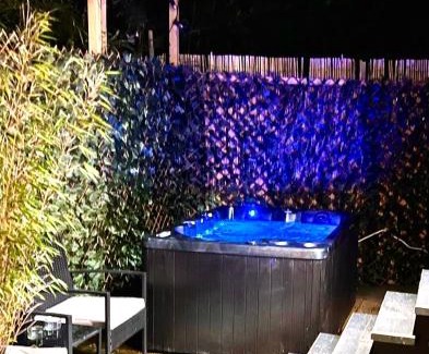 Vijfhuizen Chalet De Ski | Tiny house with garden and jacuzzi near Amsterdam