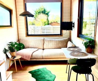 Vijfhuizen Chalet De Ski | Tiny house with garden and jacuzzi near Amsterdam
