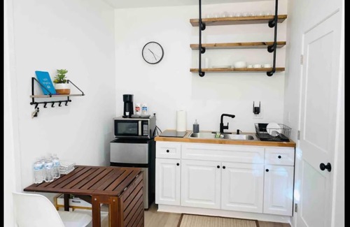 Porter Ranch Maison | Tiny House with 2 bathrooms, good up to 4 guests!