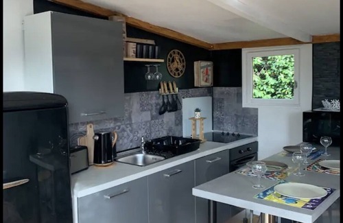 Montaud Chalet De Ski | Tiny house with private Jacuzzi overlooking the pool