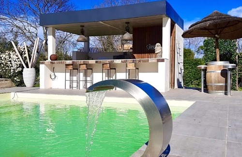 Montaud Chalet De Ski | Tiny house with private Jacuzzi overlooking the pool