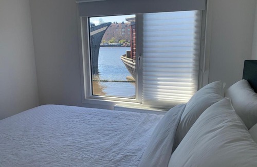 Amsterdam East Lit Et Petit-Déjeuner | Tiny Houseboat B&B on the Amstel River