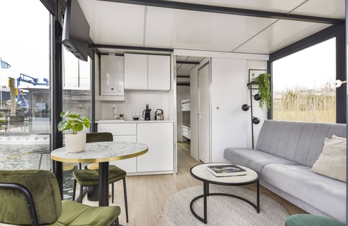 Zeewolde Location De Bateaux | Tiny houseboat near the restaurants and the center