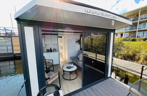 Zeewolde Location De Bateaux | Tiny houseboat near the restaurants and the center