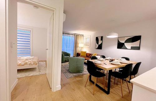 Longue-Pointe Appartement | Tiny Penthouse Big Balcony Central & Cozy