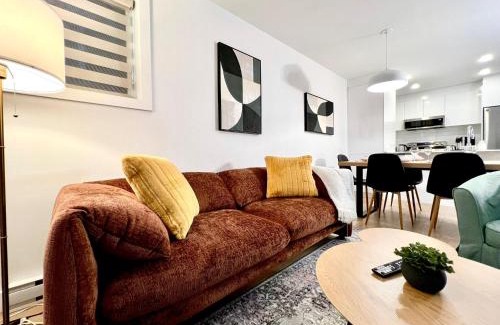 Longue-Pointe Appartement | Tiny Penthouse Big Balcony Central & Cozy