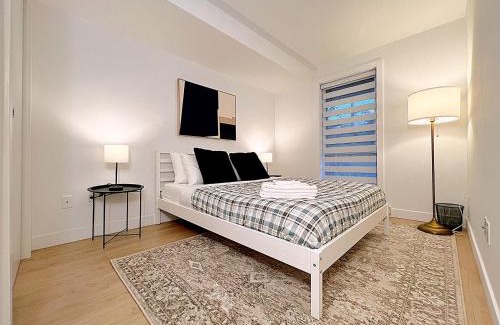 Longue-Pointe Appartement | Tiny Penthouse Big Balcony Central & Cozy