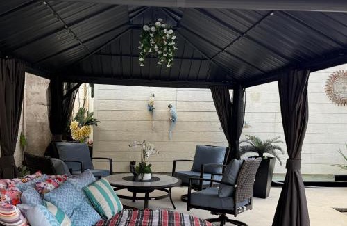 Flagami Lit Et Petit-Déjeuner | Tiny place w private hot jacuzzi 7 min to Miami international airport