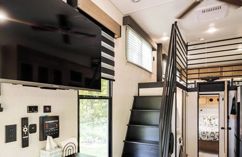 Nevis Maison | Tiny RV Escape with Stunning Lake Views, AC, WiFi
