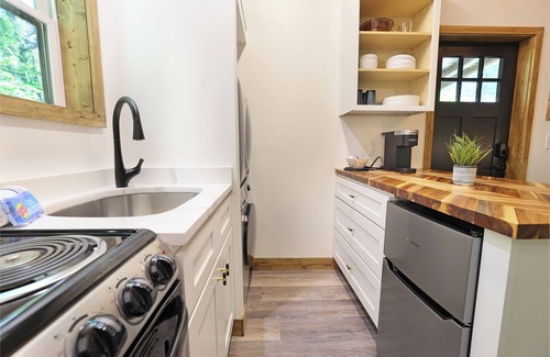 Bynum Maison | Tiny Tarheel: Cozy Retreat Near UNC-Tiny House