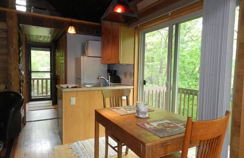 Elba Cabine | Tiny Treehouse Cabin Retreat, Riverside, Adults Only, No Pets, Peace and Quiet!