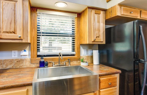 Golden Maison | Tiny Vacation Rental Home ~ 12 Mi to Lake Fork!