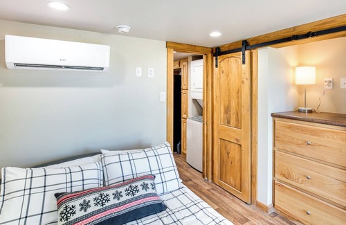 Golden Maison | Tiny Vacation Rental Home ~ 12 Mi to Lake Fork!
