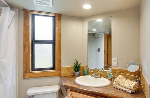 Golden Maison | Tiny Vacation Rental Home ~ 12 Mi to Lake Fork!