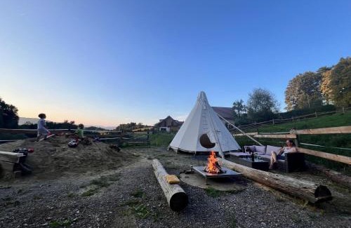 Hartl Chalet De Ski | Tipi-Glamping am Gut Kunterbunt