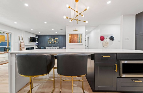 Dallas Maison | Gorgeous 3 Bedroom Modern Home w/ POOL & DECK!