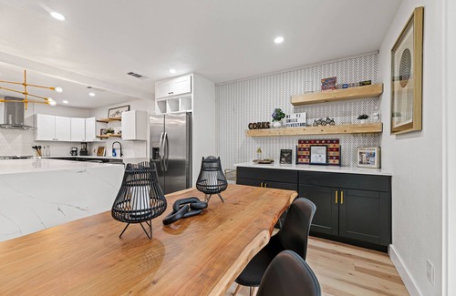 Dallas Maison | Gorgeous 3 Bedroom Modern Home w/ POOL & DECK!