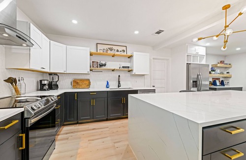Dallas Maison | Gorgeous 3 Bedroom Modern Home w/ POOL & DECK!