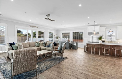 Bid-a-wee Beach Maison | Tipsea Turtle | 1 Block to Gulf + Heated Saltwater Pool | Sleeps 22 | Game Room