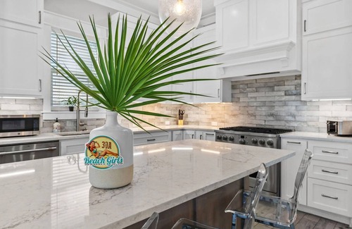 Bid-a-wee Beach Maison | Tipsea Turtle | 1 Block to Gulf + Heated Saltwater Pool | Sleeps 22 | Game Room