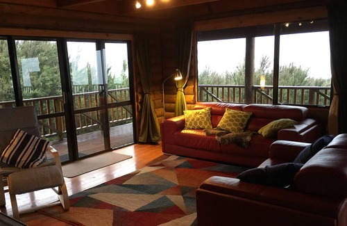 Mt Lyford Maison | Tiraki lodge, big log chalet with amazing 180o views from your lounge.