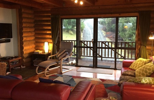 Mt Lyford Maison | Tiraki lodge, big log chalet with amazing 180o views from your lounge.