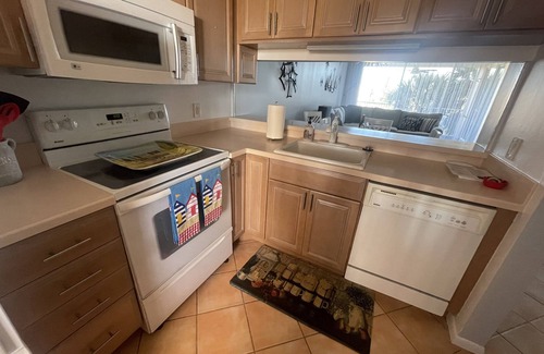 Jupiter Bay Copropriété | Tired of the cold? Come warm up with us at Jupiter Bay !! 3 min ride to Beach !