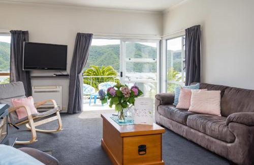 Waikawa Bay Maison | Tirohanga Wai - Waikawa Holiday Home