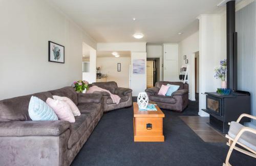 Waikawa Bay Maison | Tirohanga Wai - Waikawa Holiday Home