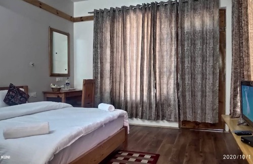 Banjar Lit Et Petit-Déjeuner | Tirthan Grand Riverside : A Riverside Holiday Home