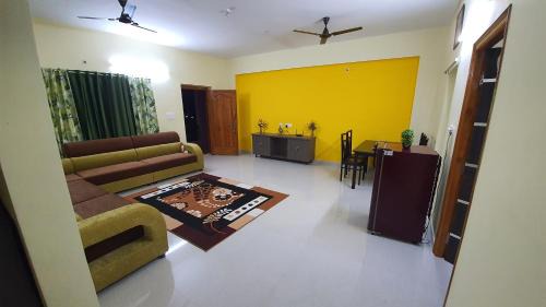 Tirupati Appartement | Tirupati Homestay - 2BHK AC Family Apartments near Alipiri and Kapilatheertham - Walk to A2B Veg Restaurant - WiFi - Android TV - Easy access to Tirumala