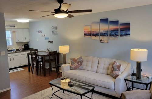 Conneaut Appartement | Tis' Time Getaway. Just a few blocks from beautiful Lake Erie!