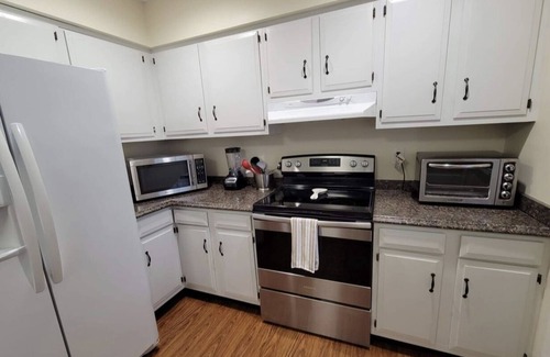 Conneaut Appartement | Tis' Time Getaway. Just a few blocks from beautiful Lake Erie!