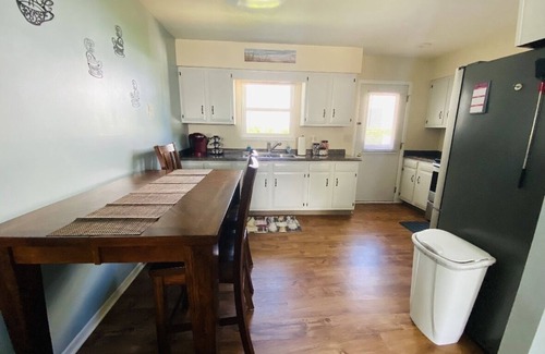 Conneaut Appartement | Tis’ Time Hideaway. Just a few blocks from beautiful Lake Erie!