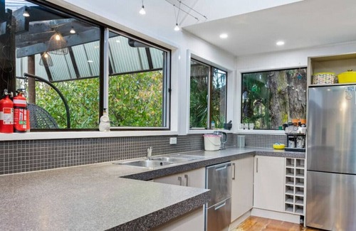 Titirangi Maison | Titirangi Artistic Haven | Wifi & Native Trees