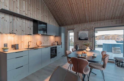 Nes Maison | Tiur, stylish new cabin with hot tub