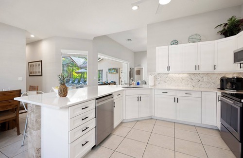 Central Naples Maison | Tivoli Paradise - Boutique Luxury Pool / Spa House w Lake View Close to Beach