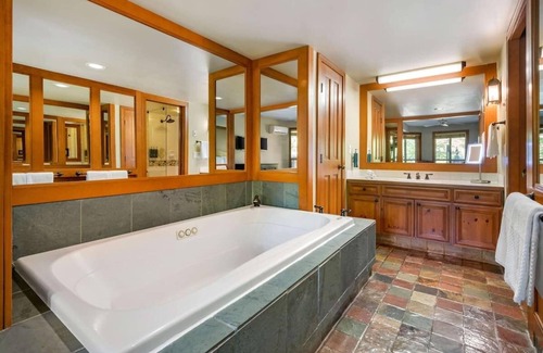 Upper Village Station Balnéaire | tnLuxurious 2 bedroom family aptt. in a ski resort Whistler BC - upper village