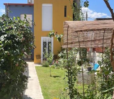 Tyrnavos Municipality Appartement | to ble Künstlersteinhaus mit Garten Barrierefrei