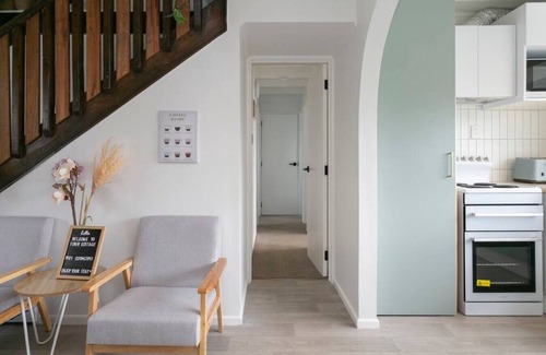 Richmond Heights Maison | Tobin Cottage - thoughtfully furnished, two storey property, pet Friendly, in central location