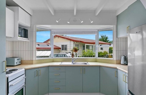 Richmond Heights Maison | Tobin Cottage - thoughtfully furnished, two storey property, pet Friendly, in central location