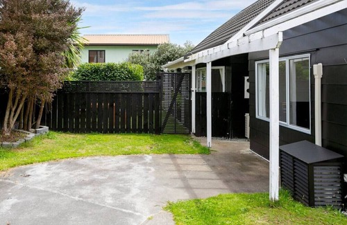 Richmond Heights Maison | Tobin Cottage - thoughtfully furnished, two storey property, pet Friendly, in central location