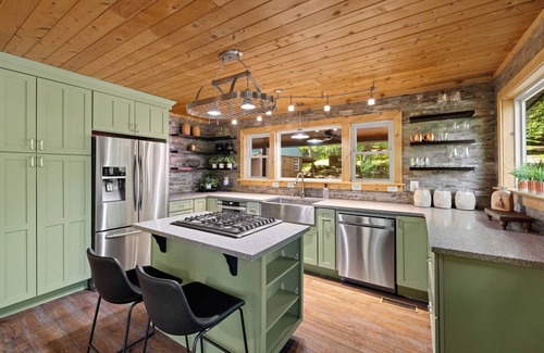 Mineral Bluff Cabine | Toccoa Riverside Cabin: Pet-Friendly, Hot Tub, Firepit & Prime Fishing Retreat