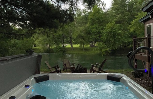 Mineral Bluff Cabine | Toccoa Riverside Cabin: Pet-Friendly, Hot Tub, Firepit & Prime Fishing Retreat