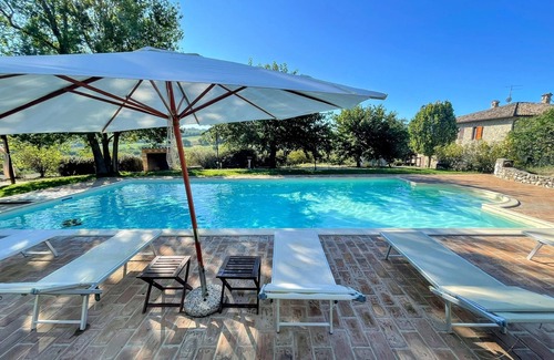 Todi Villa | TODI BY THE POOL/SLEEPS 10/EXCLUSIVE POOL/WALK TO TODI 4 KMS/RESTAURANT 0.5 KMS
