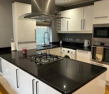 Ealing Common Appartement | Together in Ealing, Modern Two Bedroom Flat with Garden, Patio, Parking and Sleeps Five