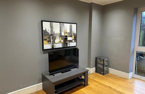 Ealing Common Appartement | Together in Ealing, Modern Two Bedroom Flat with Garden, Patio, Parking and Sleeps Five