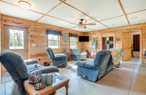 Toivola Maison | Toivola Home with Fire Pit 8 Mi to Lake Superior!