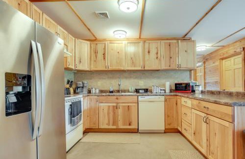 Toivola Maison | Toivola Home with Fire Pit 8 Mi to Lake Superior!