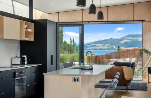 Hamurana Villa | Toka Ridge Lake view, Lux Villa 3bd2bth w/ HotTub